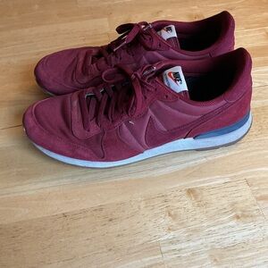 Nike Men's Burgundy Sneakers